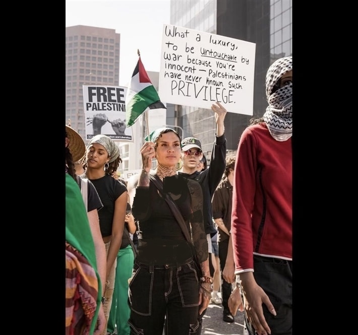 كيلاني تحمل العلم الفلسطيني وتتضامن مع قضية الفلسطينيين في تظاهرات بنيويورك 