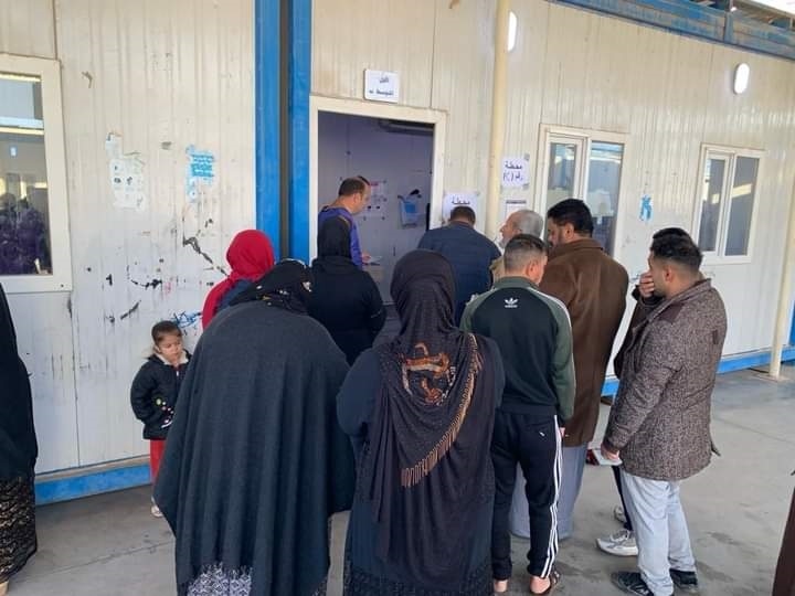 نازحون عراقيون يدلون بأصواتهم في مركز اقتراع بأربيل 