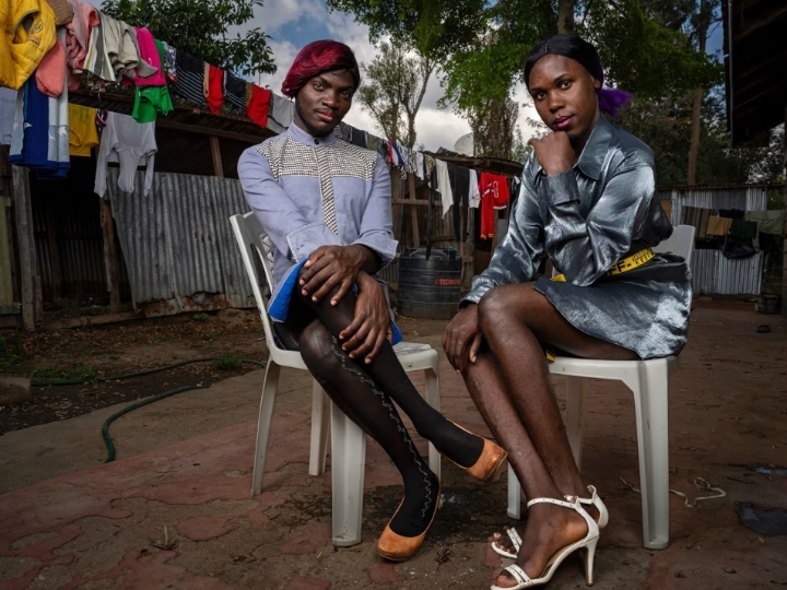 تظهر صورة التقطها برنت ستيرتون امرأتين متحولتين تنصّلتا من القوانين القاسية المناهضة لمجتمع المثليين في أوغندا، وتعيشان الآن في منزل آمن في نيروبي، بكينيا. Credit: Brent Stirton/Sony World Photography Awards