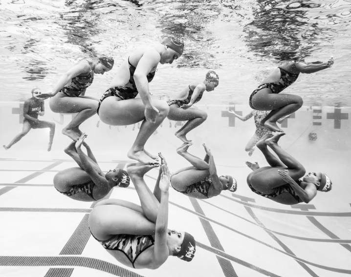 صورة لجيمس روكوب، المصوّر الرسمي لفريق السباحة الفني الأمريكي. Credit: James Rokop/Sony World Photography Awards
