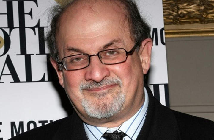 بايدن يدين طعن سلمان رشدي.. وفيديو يوثق الهجوم (شاهد)
