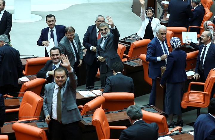 برلمان تركيا يصوت للنظام الرئاسي والاستفتاء سيد الموقف