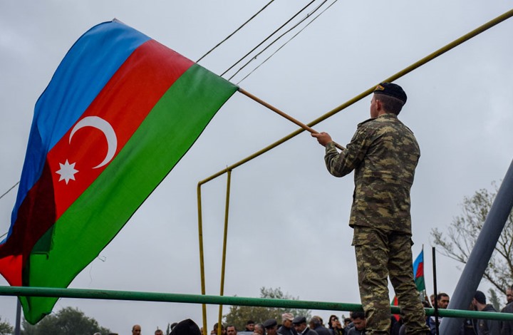 جنود أذريون يرفعون الأذان لأول مرة منذ 27 عاما بقرية محررة