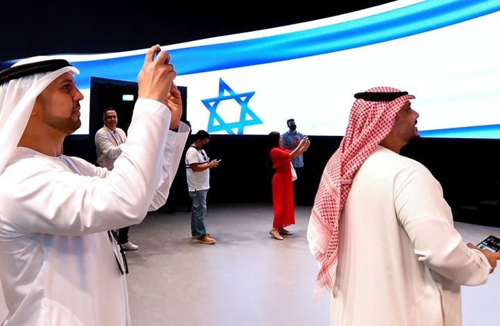 الاحتلال يجتمع بمسؤولي 6 دول عربية مطبعة في الإمارات