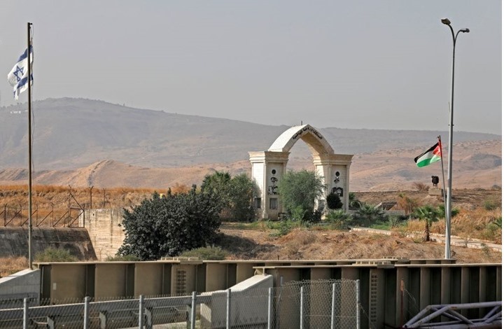 الاحتلال يعلن إحباط محاولة تهريب أسلحة عبر الحدود الأردنية
