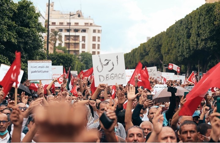 استطلاع: 51% من التونسيين يرفضون انقلاب قيس سعيد استطلاع: 51% من التونسيين يرفضون انقلاب قيس سعيد