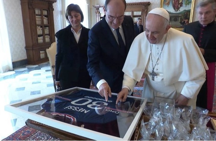 فرنسا تفاجئ "البابا فرانسيس" بإهدائه قميص ميسي
