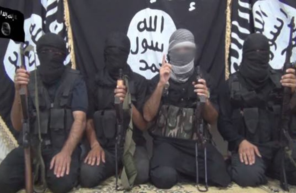 Фото террористов на фоне флага игил. Джейш Аль Муджахидин Ирак. Аш-Шабаб Аль-Муджахедин.