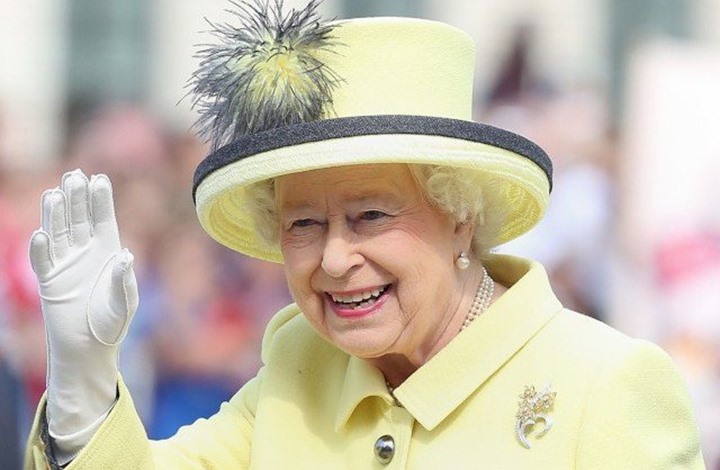 سك عملة بريطانية عملاقة احتفالا باليوبيل الماسي للملكة (شاهد)