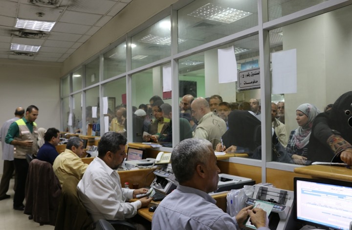 مالية غزة تبدأ صرف منحة قطرية للموظفين (صور)