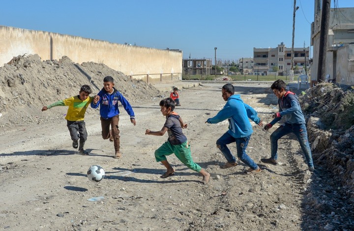لمحة حفرة المماطلة اطفال يلعبون كرة القدم في الشارع rosedalemasterplan com