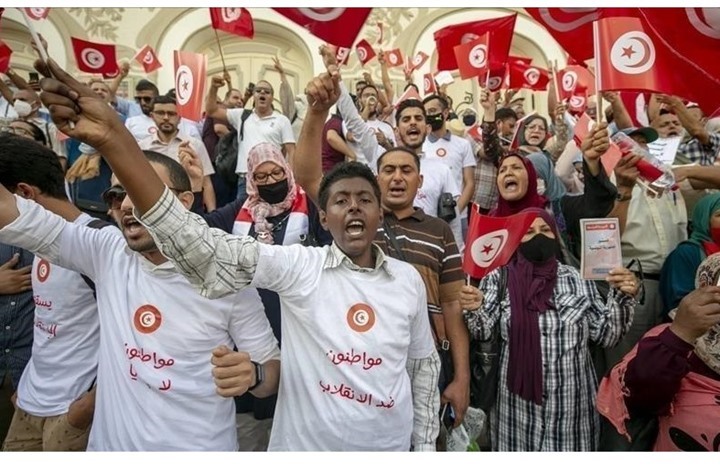 بعد انقلاب تونس.. خمس حجج تجعل الديمقراطية غير ممكنة عربيا