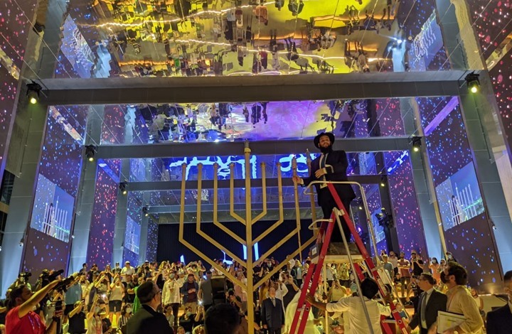 شمعدان ضخم باحتفالات "عيد حانوكا" اليهودي في دبي (صور)