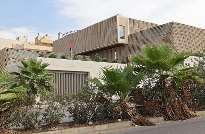 عرض سفارة الإمارات للبيع في لبنان