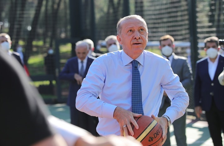 بعد هاشتاغ "مات".. أردوغان يلعب كرة السلة مع شبان (شاهد)
