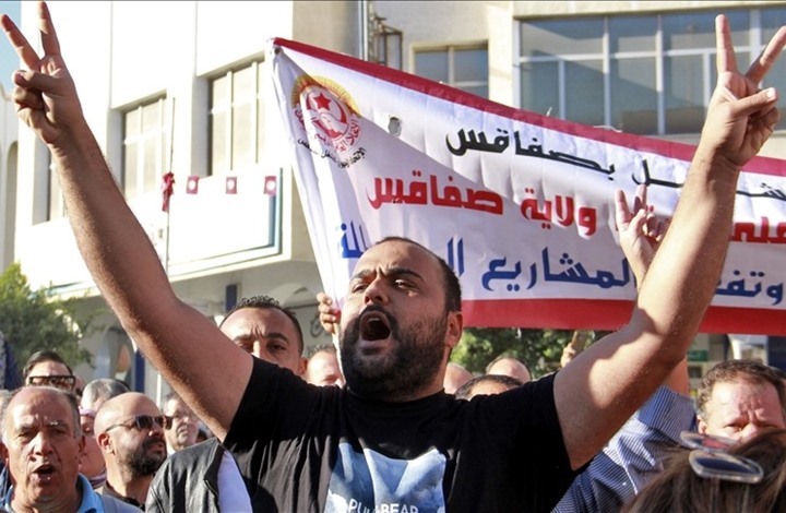 احتجاجات في مدينة صفاقس التونسية بسبب “أزمة النفايات” احتجاجات في مدينة صفاقس التونسية بسبب “أزمة النفايات”