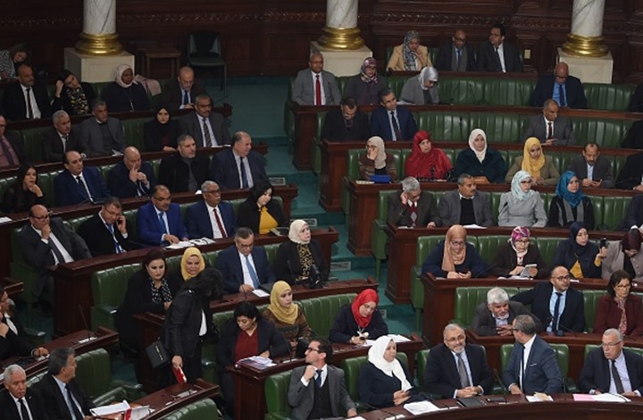 الاتحاد الأوروبي يحث سعيّد على إعادة فتح البرلمان التونسي