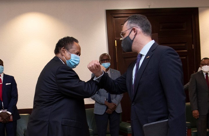 وزير الخزانة الأمريكي يصل السودان.. وحمدوك: زيارته تاريخية