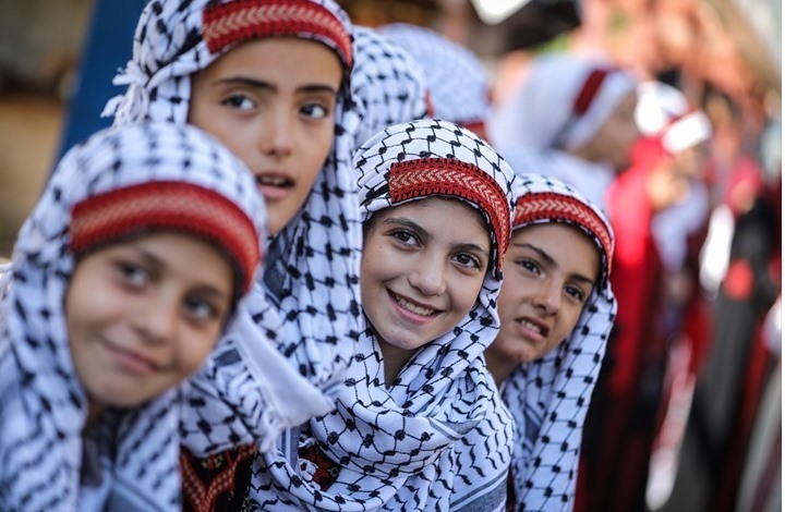 الكوفية الفلسطينية رمز للمقاومة والهوية الوطنية