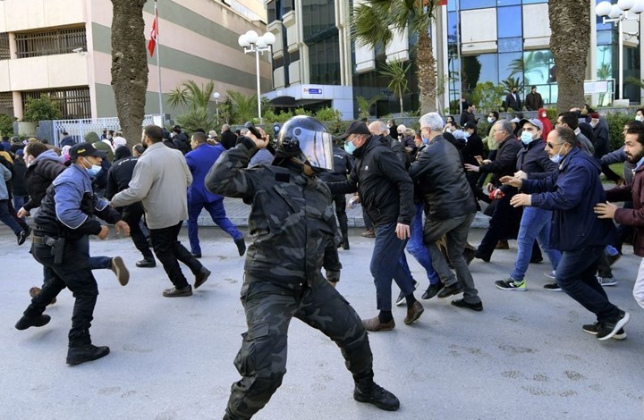 رئاسة تونس تبدأ استشارة إلكترونية غداة قمع مظاهرات الجمعة
