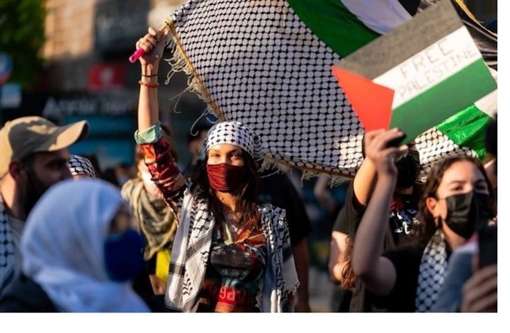 "فوكس نيوز" تهاجم بيلا حديد لارتدائها زيا تراثيا فلسطينيا