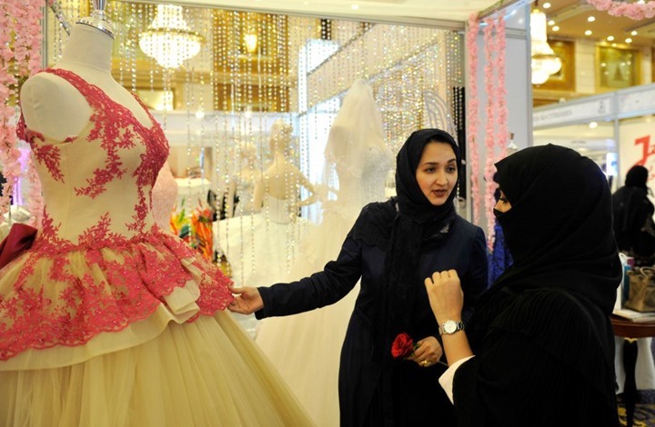 قيود كورونا "تسعد" المقبلين على الزواج في السعودية
