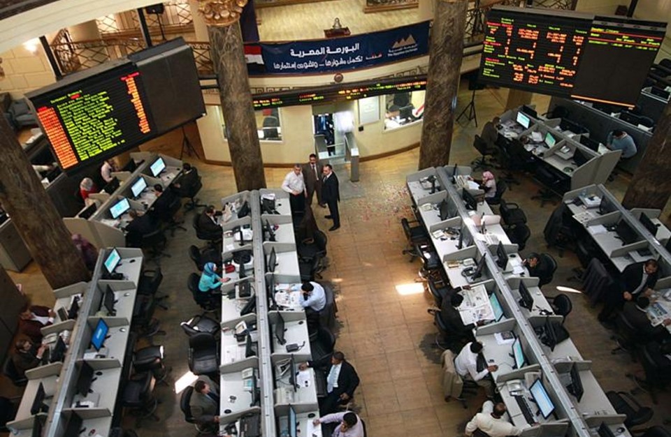 سبب تراجع البورصة المصرية خلال الأسبوع الماضي.. وقرارات متوقعة من البنك المركزي