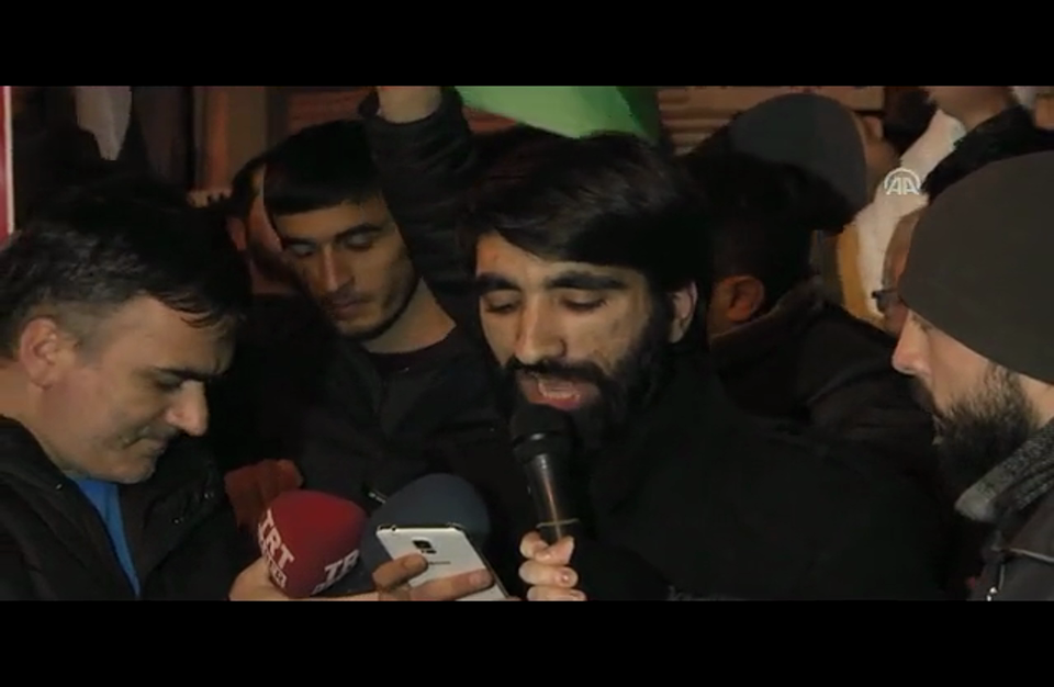 أتراك وسوريون يتظاهرون أمام القنصلية الإيرانية بإسطنبول