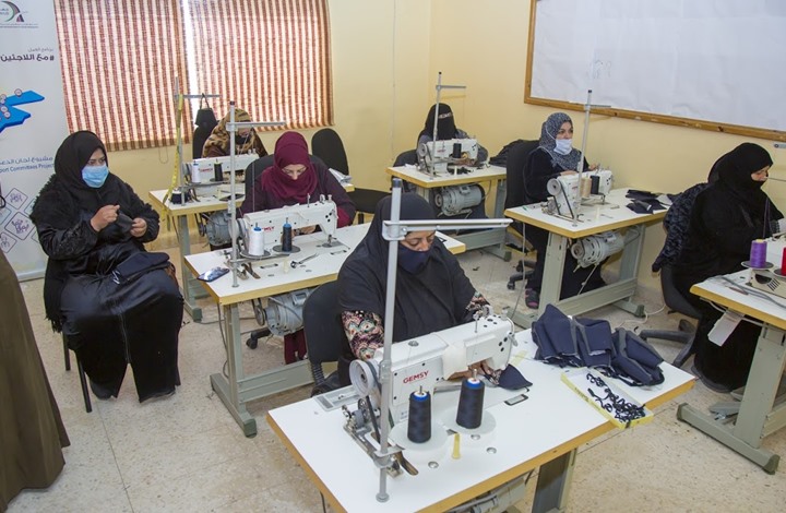 أردنيات وسوريات يواجهن كورونا والفقر بإنتاج الكمامات (شاهد)