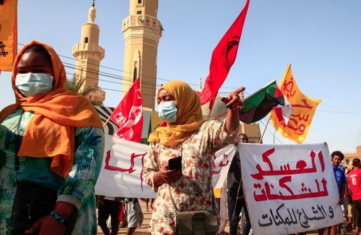 محتجون يحاصرون قصر الرئاسة بالخرطوم.. مطالب بتنحية الجيش