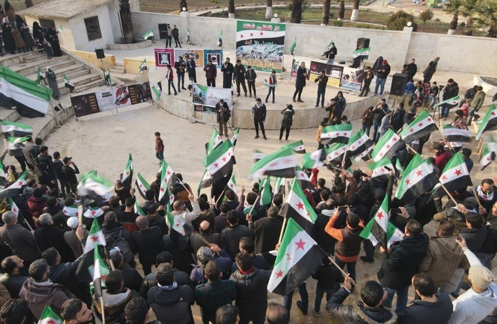 "راجعين بلا أسد".. ناشطون يتظاهرون بذكرى تهجير حلب (شاهد)