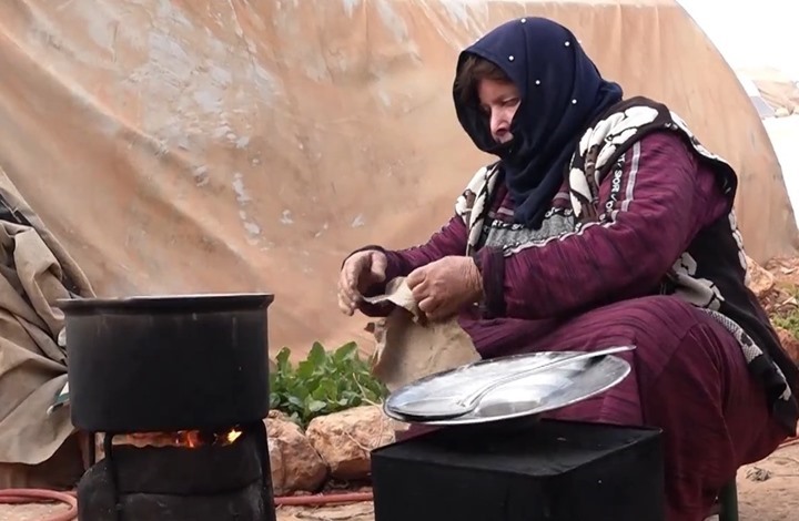 الشتاء وسوء الأوضاع يفاقمان المعاناة بمخيمات شمال سوريا