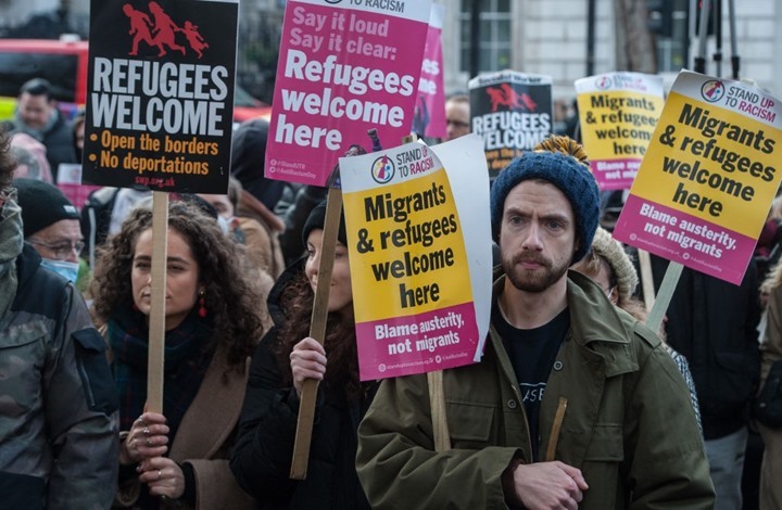 الغارديان: نظام الهجرة ببريطانيا عنصري وحان الوقت لإصلاحه