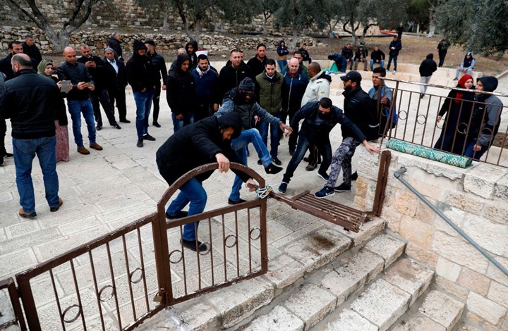 إعادة كسر البوابة التي يغلق بها الاحتلال باب الرحمة بالأقصى