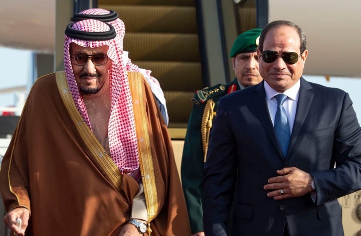 الملك سلمان يصل مصر والسيسي بمقدمة مستقبليه (صور)