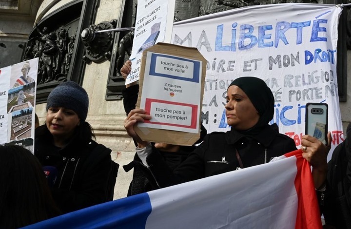 NYT: هل يقرر الحجاب الفائز في انتخابات فرنسا الرئاسية؟