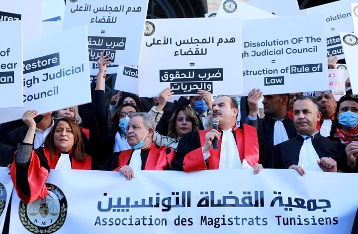 قضاة تونس يواصلون "شل" المحاكم رفضا لقرارات سعيّد