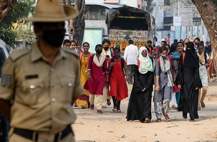 محكمة هندية تؤيد قرار حظر الحجاب بالمدارس بولاية كارناتاكا