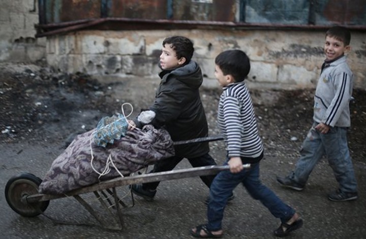 اطفال سوريا ياكلون من الارض