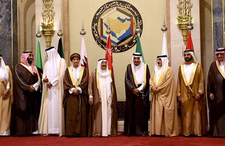 مبعوث أمير الكويت يسلم الملك سلمان رسالة خطية
