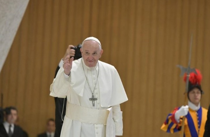 بابا الفاتيكان يعلق على الانشغال بالهواتف على مائدة الطعام