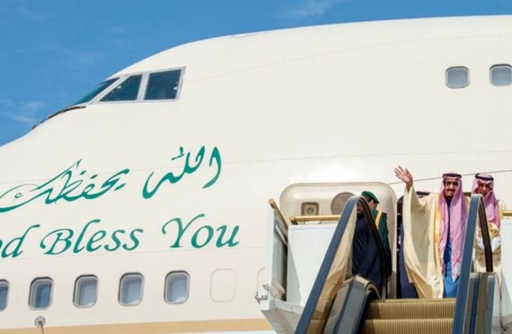 الملك سلمان يغادر تونس قبل انتهاء الجلسة الافتتاحية للقمة