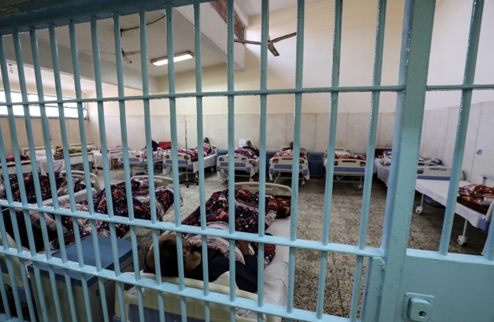 تحذيرات حقوقية من وفاة مضربين عن الطعام بسجون مصر