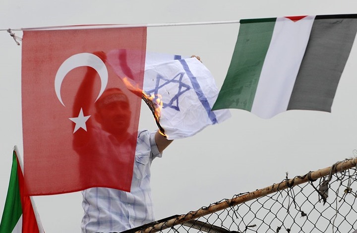 أتراك يحرقون علم "إسرائيل" ويرفعون الفلسطيني بدلا منه (شاهد)