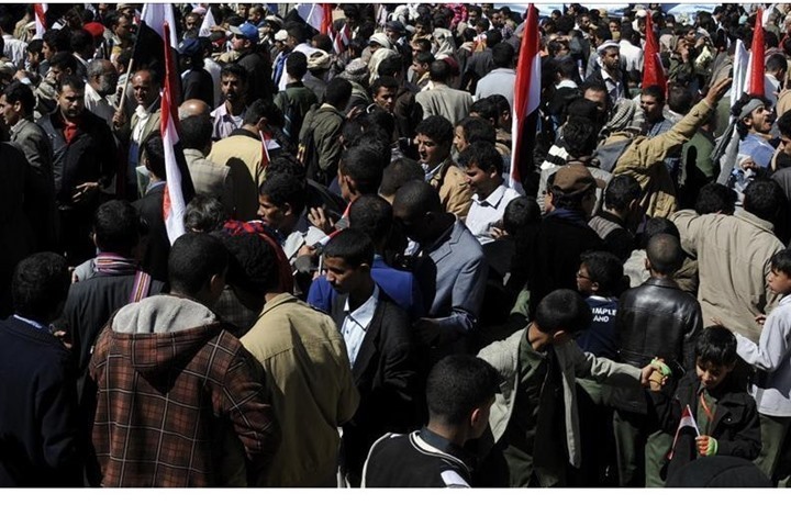 محتجون يغلقون طرقا رئيسية تنديدا بتردي الخدمات شرق اليمن
