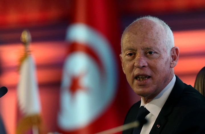 بلومبيرغ: الرئيس التونسي يقود البلاد إلى مسار لبنان