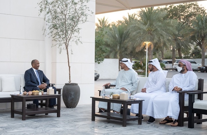 ابن زايد يعد البرهان بودائع مالية وتعاون اقتصادي وعسكري ابن زايد يعد البرهان بودائع مالية وتعاون اقتصادي وعسكري