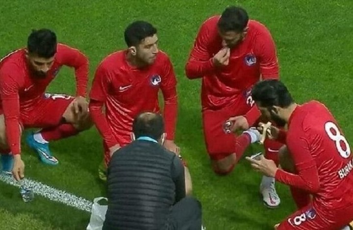 لاعبون يستغلون توقف المباراة للإفطار في أول أيام رمضان (شاهد)