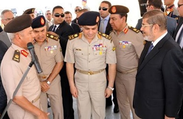 وزير مصري سابق: السيسي اعتاد حمل حذاء الرئيس مرسي