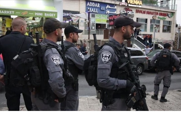 شرطي إسرائيلي يعتقل بوحشية طفلا بالقدس (شاهد)